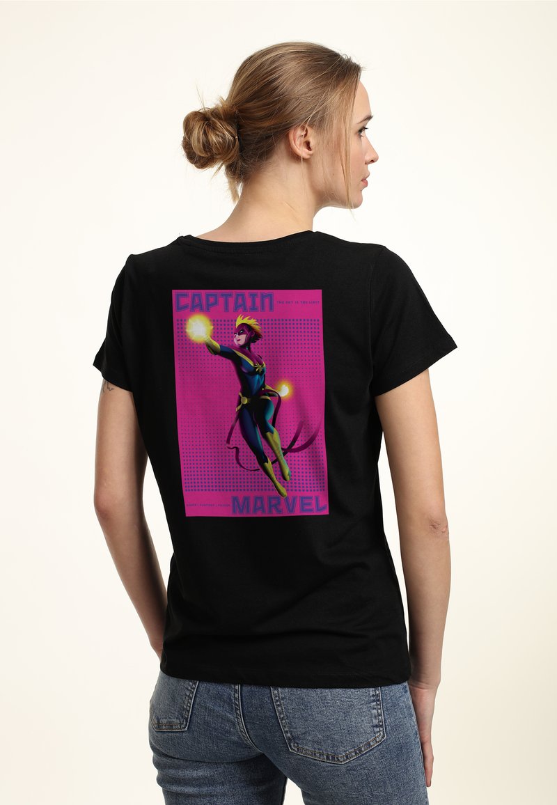 Camiseta negra de algodón con un gráfico vibrante impreso de un superhéroe en vuelo, con acentos morados y rosas, y el texto "CAPTAIN MARVEL."