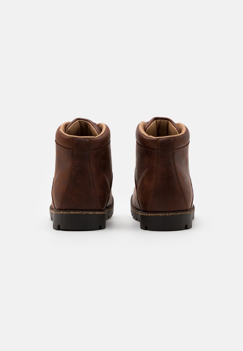 Braune Leder-Ankle-Boots mit strukturierter Oberfläche, gepolstertem Kragen und Gummisohle. Sie zeichnen sich durch ein schlankes Design und kontrastierende Nähte aus.