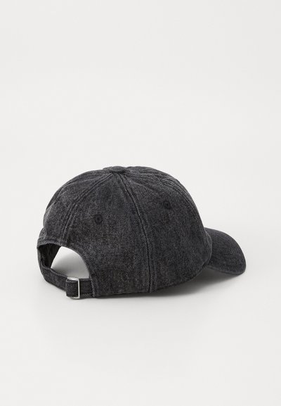 Căciulă din denim negru cu o margine curbată, curea ajustabilă în spate și detalii cusute la cusături. Material texturat cu găuri de ventilație.