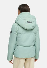 Mintgroene pufferjas met capuchon, voorzien van een ronde kraag, gequiltde textuur en een logo-opdruk op de achterkant. Zacht, lichtgewicht materiaal.