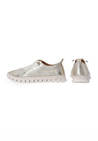 Metallisch silberne Sneakers mit weißen Schnürsenkeln und einer strukturierten Oberfläche. Besitzt eine weiße gezackte Sohle und einen Griff an der Rückseite.