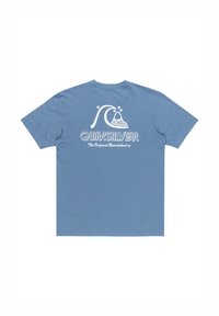Lichtblauw katoenen t-shirt met een ronde hals, voorzien van een witte afbeelding van een golf en de tekst "QUIKSILVER" op de achterkant. Korte mouwen.
