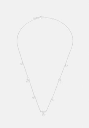 Colier din argint cu lanț, având farmecuri decorative, inclusiv stele și scoici, cu un design fin și texturat al inelelor.