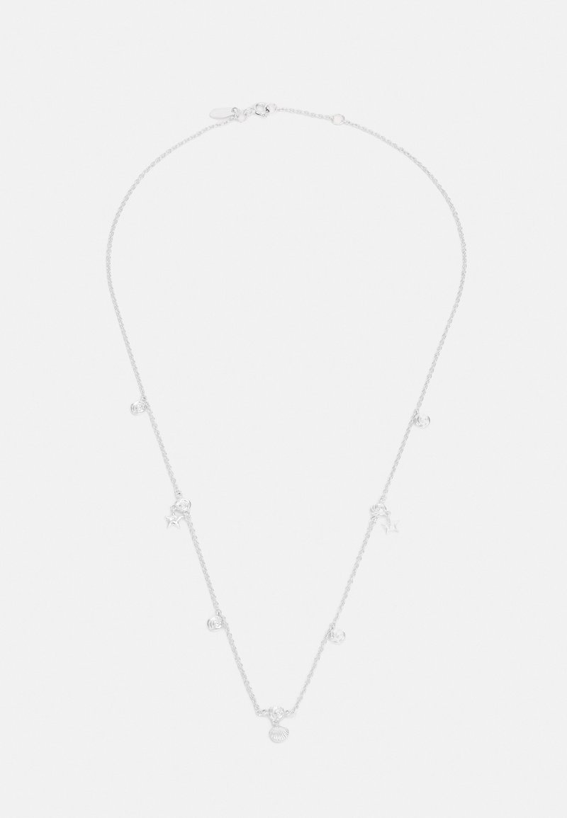 Hõbedane kettkaelakee, millel on dekoratiivsed ripatsid, sealhulgas tähed ja merikarpide kujud, koos peene ja tekstuurse lingidisainiga.