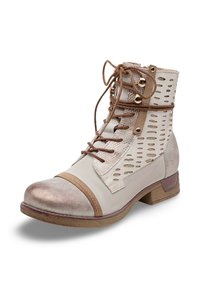 Bottines beige avec lacets marron, panneaux perforés sur les côtés, accents texturés, petit talon en bois et bout arrondi avec un détail de sangle marron.