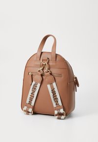 Hnědý kožený batoh se zlatým kováním, dvěma horními uchy a nastavitelnými popruhy s vzorovaným designem. Hladký povrch, kapsa na zip.