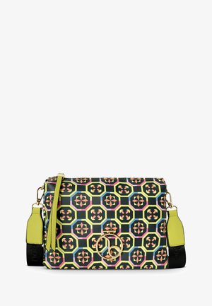 Kleurrijke rechthoekige tas met een hexagonaal patroon in roze, geel, zwart en blauw; heeft een gouden hardware accent en een verstelbare schouderband.