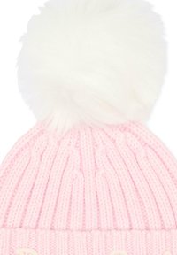 Beanie rosa lavorato a maglia con texture a coste, sormontato da un grande pompon in pelliccia artificiale bianca. Presenta una morbida fascia ripiegata.