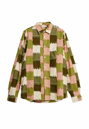 Chemise boutonnée à manches longues avec un motif patchwork de carrés effilochés en vert olive, rose, marron et crème.