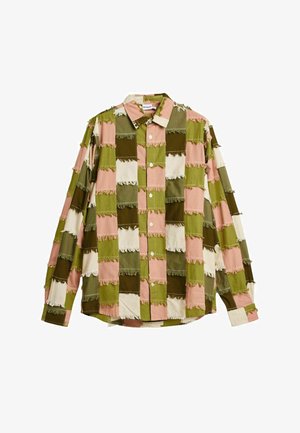 Cămașă cu nasturi și mâneci lungi, cu un model patchwork format din pătrate ciufulite în nuanțe de verde măsliniu, roz, maro și crem.