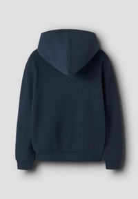 Granatowy hoodie o miękkiej fakturze, z kapturem na sznurki, żebrowanymi mankietami i dołem. Prosty design, bez wzorów ani akcentów.