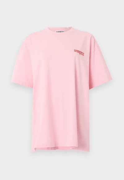 Ροζ ανοιχτόχρωμο κοντομάνικο T-shirt με μικρό κόκκινο λογότυπο "STIEGLITZ" στο επάνω αριστερό μέρος του στήθους.