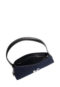 Petit sac à main bleu marine avec bandoulière en cuir noir, fermoir argenté et ouverture supérieure laissant apparaître un compartiment intérieur zippé.