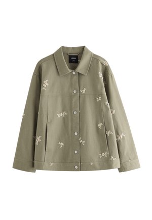 Giacca in denim verde oliva con ricamo floreale, caratterizzata da collo con risvolto, chiusura frontale con bottoni a pressione e tasche laterali.