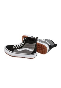 Baskets montantes en suède noir et gris, avec des accents blancs, semelle en caoutchouc et semelle extérieure en gomme texturée pour une meilleure adhérence. Conçues avec des lacets.