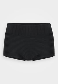 Shorts noirs à côtes avec une large taille, présentant une texture lisse et un ajustement près du corps. Le design permet une grande liberté de mouvement et un confort optimal.