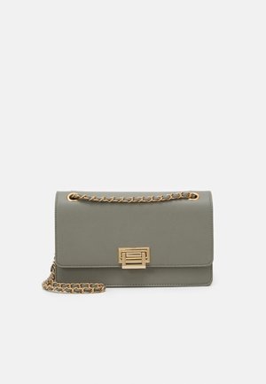 Borsa a mano in pelle sintetica verde con tracolla a catena dorata, forma rettangolare e chiusura in metallo dorato sul davanti.