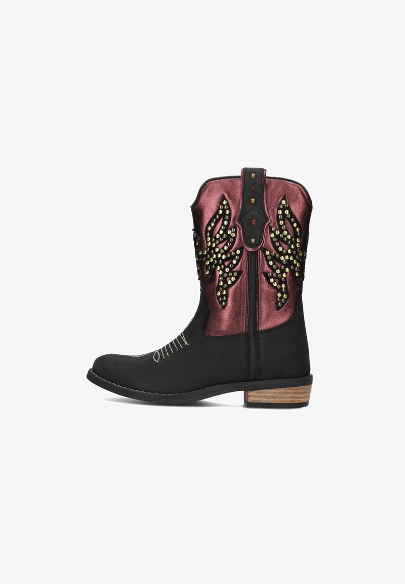 Schwarze Western-Stiefeletten mit maroonfarbener metallischer Einlage, mit Nieten verzierte Flügelmuster und Holzabsatz. Mit weißen Nähten an der Zehenpartie.