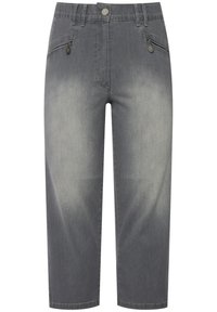 Pantalons en denim gris avec une finition légèrement délavée, dotés d'une poche zippée, de passants de ceinture et d'une coupe droite, arrivant au milieu du mollet.