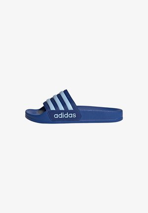 Chinelo Adidas azul com uma alça texturizada que apresenta três riscas azul claro, sola plana e um logótipo proeminente na lateral.