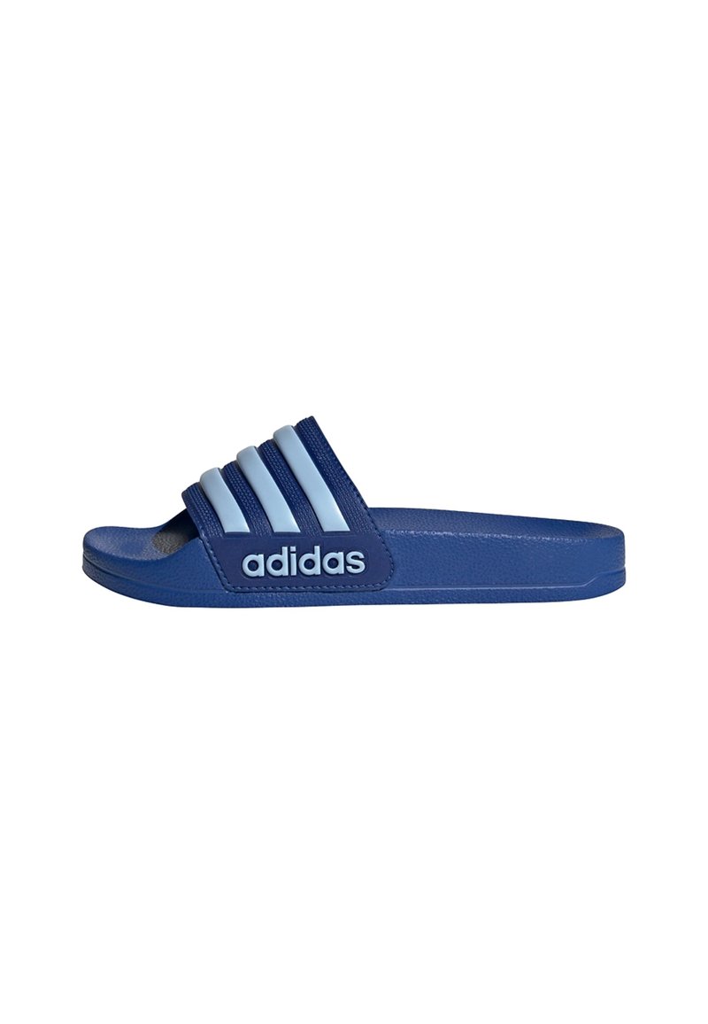 Sandală albastră Adidas tip slide cu un brâu texturat ce prezintă trei dungi albastre deschise, talpă plată și un logo proeminent pe lateral.