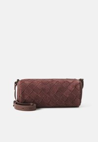 Borsa a tracolla in suede bordeaux con design intrecciato, forma rettangolare e tracolla brown rimovibile. Presenta una chiusura con zip.