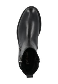 Bota de tobillo de cuero negro con un acabado suave, cremallera lateral, suela texturizada e interior acolchado. Presenta detalles cosidos y un logotipo en el interior.