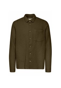 Camisa de botones de color verde olivo con un patrón texturizado, bolsillo en el pecho, mangas largas y cuello redondo. Los botones marrones complementan el diseño.