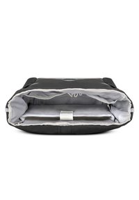 Borsa nera con interno grigio, caratterizzata da un ampio scompartimento e una tracolla per fissare gli oggetti. Tessuto morbido al tatto, forma rettangolare.