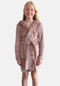 Lyserød fleece badekåbe med hætte, bånd i taljen og to frontlommer; blød tekstur, knælængde og lange ærmer.