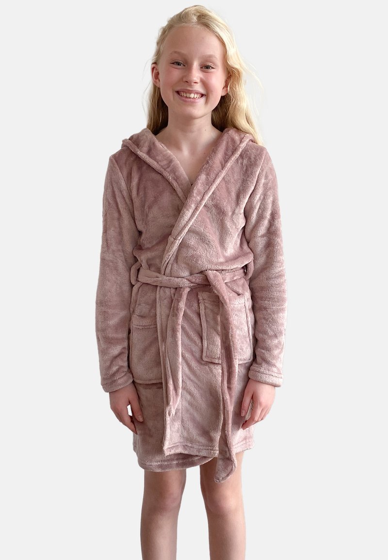 Lyserød fleece badekåbe med hætte, bånd i taljen og to frontlommer; blød tekstur, knælængde og lange ærmer.