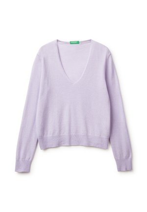 Levandulový zkrácený svetr s hlubokým V-výstřihem, dlouhými rukávy a žebrovanými manžetami. Měkká textura s hladkým povrchem. Zelená etiketa vyšitá uvnitř.