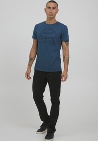 Blend MIKE - T-shirts med print - ensign blue