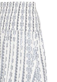 Jupe blanche avec des rayures florales bleues verticales et une taille élastiquée froncée.