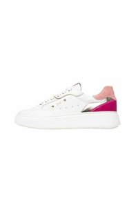 Baskets blanches avec un dessus en cuir lisse, des accents métalliques dorés, un talon en daim rose et une épaisse semelle blanche avec des perforations sur le côté.