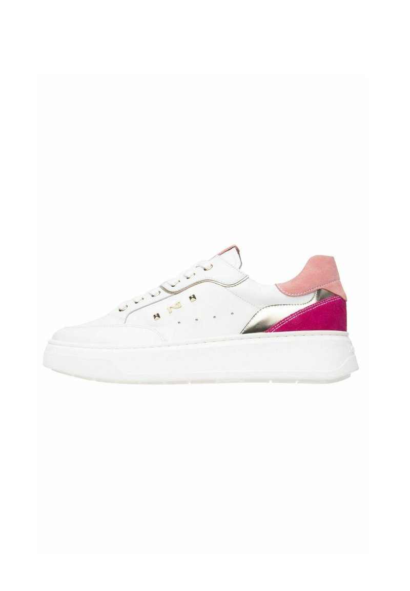 Baskets blanches avec un dessus en cuir lisse, des accents métalliques dorés, un talon en daim rose et une épaisse semelle blanche avec des perforations sur le côté.