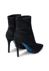 Stivali neri alla caviglia con motivo a zigzag, realizzati in tessuto testurizzato con punta affusolata e tacco a stiletto; presentano un accentato sole blu.