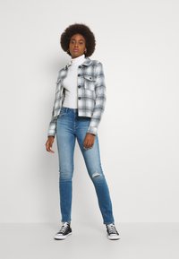 ONLY Tall ONLLOU SHORT CHECK JACKET - Casaco de verão - pumice stone/allure