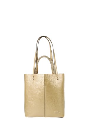 Sac cabas texturé couleur or avec deux longues bandoulières et deux poignées tressées plus courtes, avec un petit logo "LOLA" sur le devant.