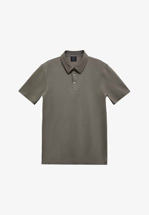 Olivenfarvet polo shirt, kortærmet, lavet af glat stof, med en klassisk krave, tre-knap lukning og diskrete syninger.