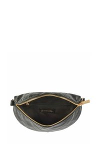 Czarna skórzana torebka o pikowanej fakturze, ze złotym suwakiem i wewnętrzną kieszonką. Miękki, zaokrąglony kształt z odpinanym paskiem.