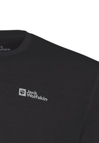 Schwarzes T-Shirt mit Rundhalsausschnitt und dem Jack Wolfskin-Logo in Hellgrau auf der Brust gedruckt.