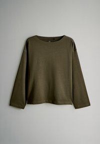Camicia a maniche lunghe in cotone verde oliva con vestibilità comoda. Presenta un collo rotondo e un orlo dritto. Texture liscia, dettagli di cucitura minimali.