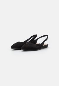 Svarta mocka slingback-sandaler med spetsig tå och smal ankelrem. Har en platt sula och slät innersula.