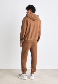 HUGO TRACKSUIT DAPODAYOTE SET - Gornji dio trenirke - medium brown