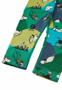 Leggings in cotone colorati con personaggi Moomin su uno sfondo a fantasia verde e blu. Cuciture a contrasto lungo i bordi.