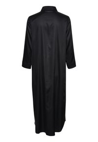 Svart satin klänning, knälång med krage, trekvartsärmar och en slät yta. Enkelt mönster, inga synliga mönster eller accenter.