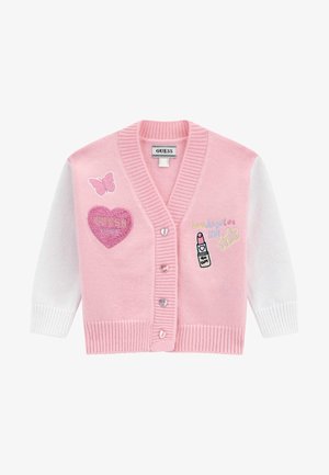 Ružičasti kardigan s bijelim rukavima, s izvezenim akcentima uključujući leptira, srce i ruž za usne. Dugmad su u obliku srca.
