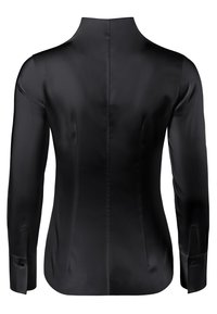 Camicia nera in satin a maniche lunghe con colletto alto, vestibilità su misura e polsini con bottoni. Texture liscia con una leggera lucentezza.