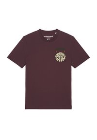 Bordeaux katoenen t-shirt met korte mouwen, voorzien van een crème en zwart grafisch ontwerp dat "No Pain No Gain" zegt op de borstzak.